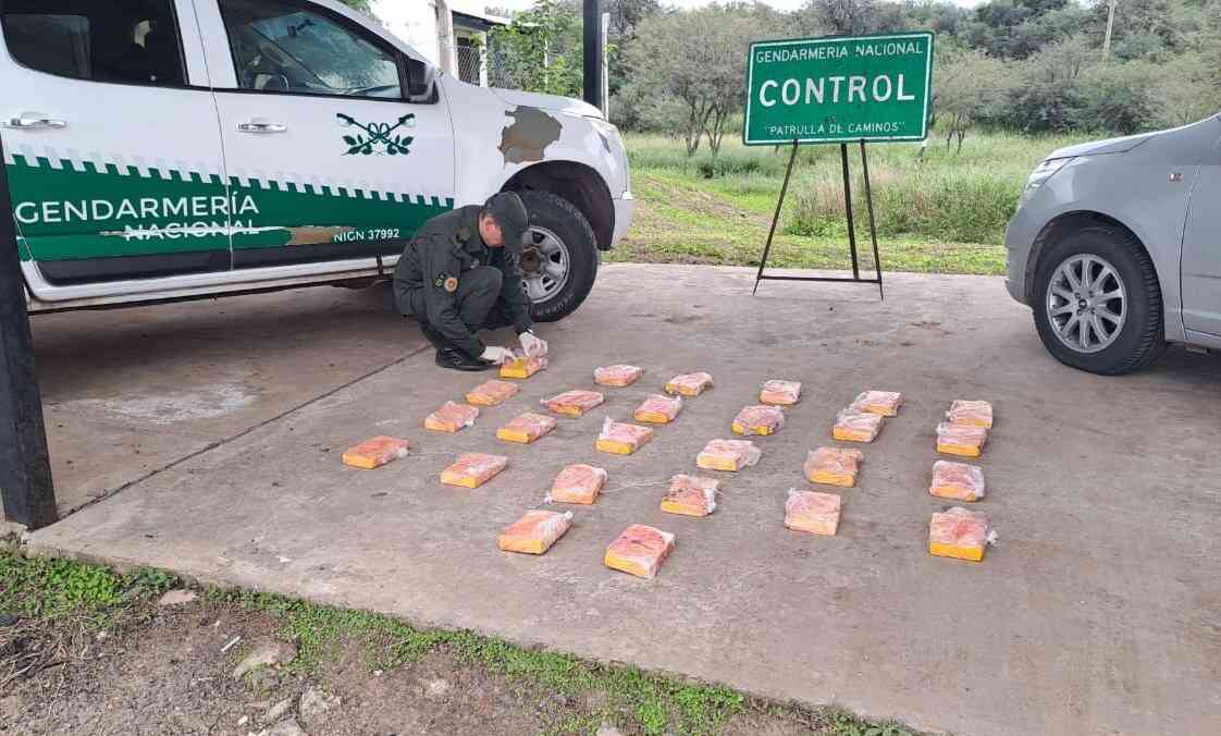 #CHACO Gendarmes detectan 15 kilos de cocaína ocultos en las puertas y en el baúl de un rodado