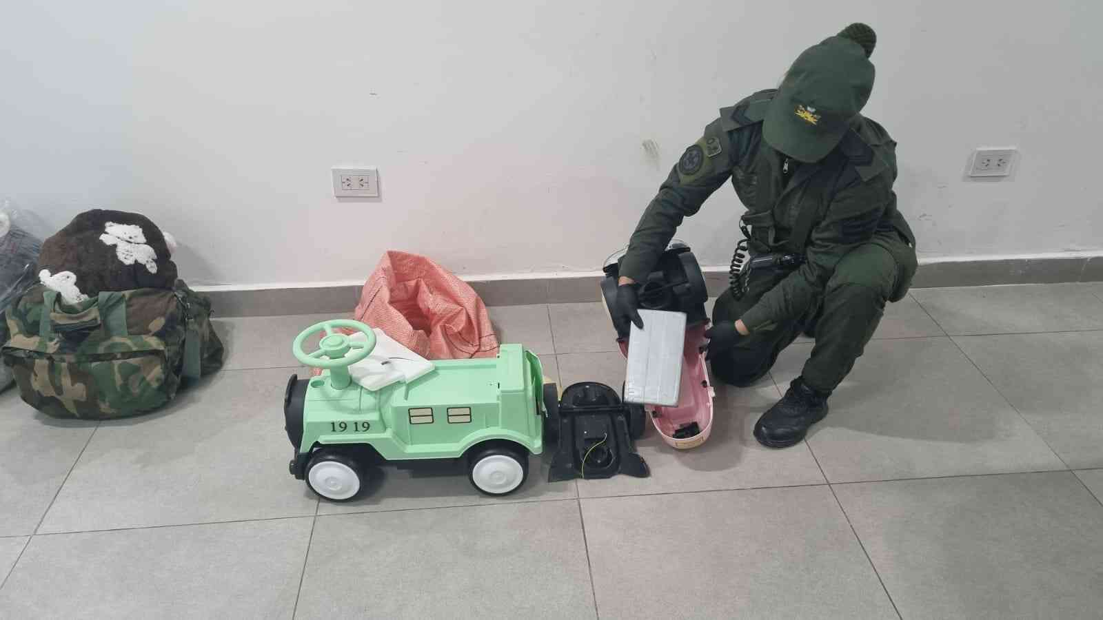Rellenó dos autos de juguetes con más de 2 kilos de cocaína